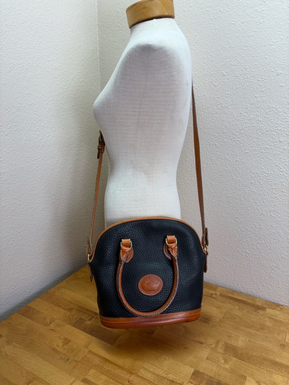 Vtg Dooney & Bourke All Weather Leather Domed Satchel Navy British Tan USA Made - Picture 5 of 15